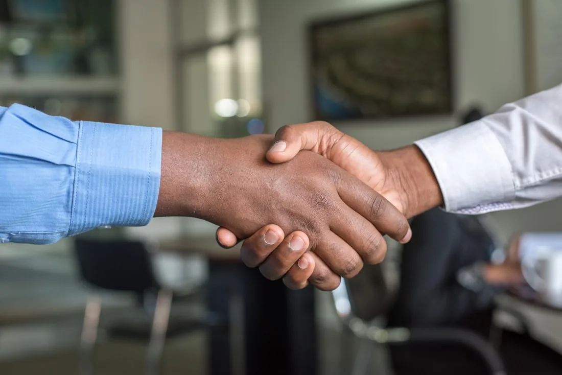 Poignée de main entre professionnels dans le Haut-Rhin